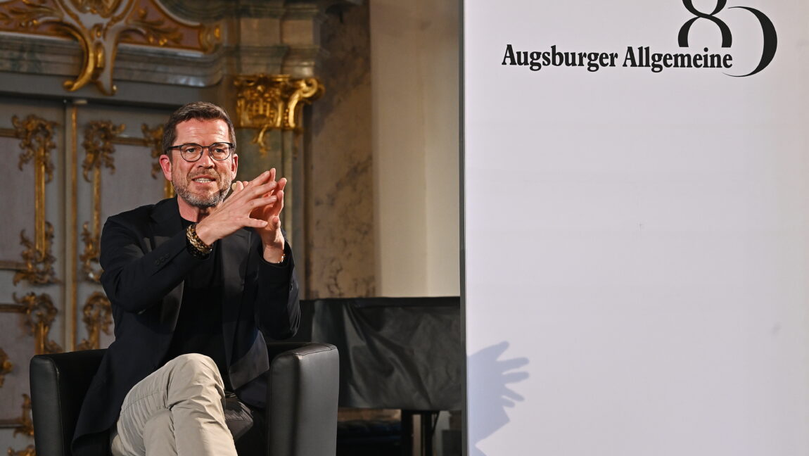 Ex-Verteidigungsminister Karl-Theodor zu Guttenberg im Gespräch mit Margit Hufnagel und Peter Müller.