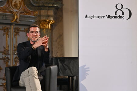 Ex-Verteidigungsminister Karl-Theodor zu Guttenberg im Gespräch mit Margit Hufnagel und Peter Müller.